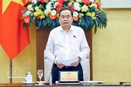 Le Comité directeur chargé de la révision globale des textes juridiques a tenu sa premièrer réunion, le 9 avril à hanoï, sous l’égide de son chef, président de l’Assemblée nationale, Tran Thanh Man. Photo : VNA