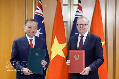 Le secrétaire général du Parti To Lam (gauche) et le Premier ministre australien Anthony Albanese échangent trois déclarations conjointes. Photo : VNA