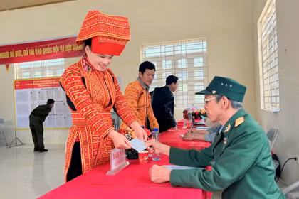 Des habitants de l’ethnie Dao du hameau de Nà Trang, commune d’An Lạc, province de Bac Ninh (Nord), participent avec enthousiasme au vote. Photo : VNA