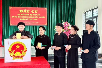 Des habitants de l’ethnie Tày du hameau de Nà Ó, commune d’An Lac, province de Bac Ninh, se rendent aux urnes dans une ambiance enthousiaste. Photo : VNA