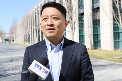 Le professeur Qu Qiang, commentateur de la chaîne de télévision chinoise CGTN et enseignant à l’Université centrale des nationalités de Chine. Photo / VNA