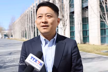 Le professeur Qu Qiang, commentateur de la chaîne de télévision chinoise CGTN et enseignant à l’Université centrale des nationalités de Chine. Photo / VNA