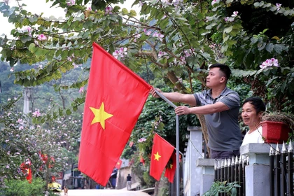 Les habitants du hameau de Ke, dans la commune de Hiên Luong, décorent les rues et ruelles de drapeaux et de fleurs en préparation de la journée électorale. Photo : Thanh Hải – VNA.