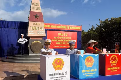 Les électeurs de Truong Sa ont voté lors des élections. Photo : VNA