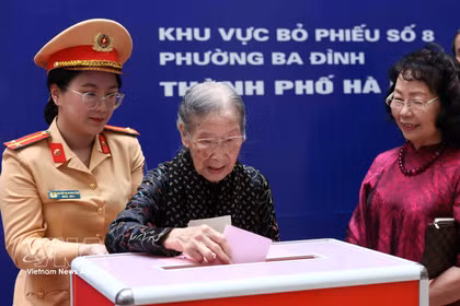 À Hanoï, l’électrice centenaire (101 ans) Doàn Thi Thuan vote au bureau de vote de l’école primaire Phan Chu Trinh, secteur n°8, quartier de Ba Dinh. Photo : VNA 