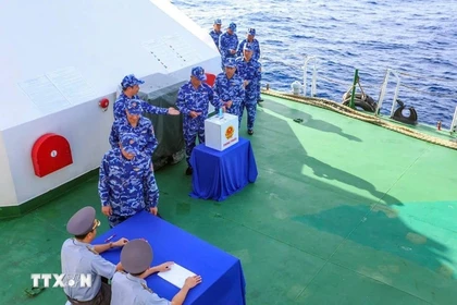 Des membres d'équipage à bord d'un navire en service dans la zone spéciale de Con Dao votent (Photo : VNA)