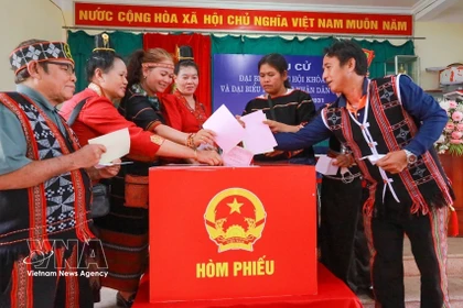 Les électeurs des zones montagneuses de la ville de Da Nang se rendent aux urnes. Photo: VNA