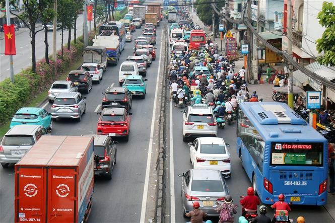 La route nationale 22, caractérisée par un trafic très dense, sera élargie selon le modèle BOT (construire-exploiter-transférer) sur le tronçon allant du carrefour d’An Suong à la rocade 3. Photo : VNA anh-4-4.jpg