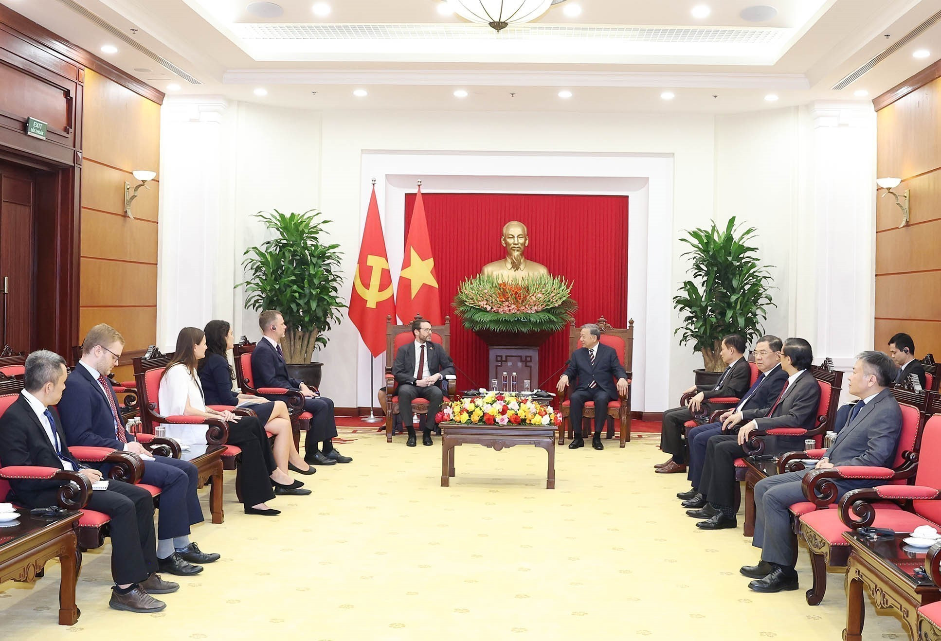 Le secrétaire général du Parti, Tô Lâm, reçoit à Hanoï l’ambassadeur du Royaume-Uni au Vietnam, Iain Frew. Photo: VNA vna-potal-tong-bi-thu-to-lam-tiep-dai-su-anh-va-bac-ireland-8345773.jpg