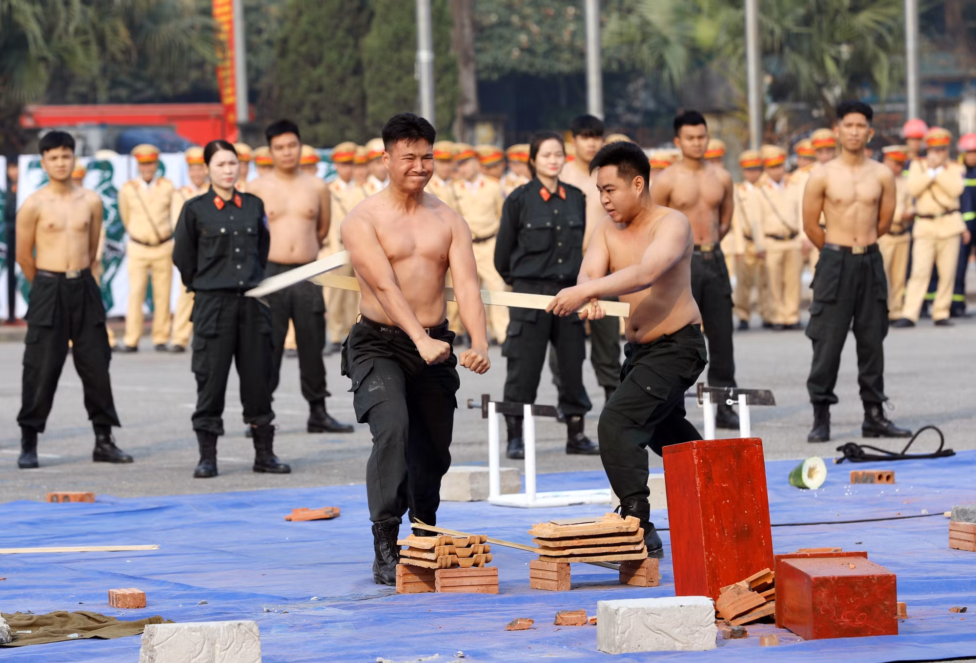 07-ren-luyen-tinh-nhue-canh-sat-dac-nhiem-phu-tho-bao-dam-an-ninh-dai-hoi-xiv-cua-dang-8525067.jpg