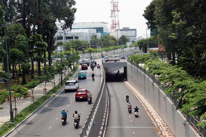 Le passage souterrain Phan Thuc Duyen, réalisé dans le cadre du projet de liaison entre Tran Quoc Hoan et Cong Hoa, a été achevé durant la période 2020-2025. Cette infrastructure facilite la fluidité aux principales entrées et sorties de l’aéroport international de Tan Son Nhat. Photo : VNA anh-1-3.jpg