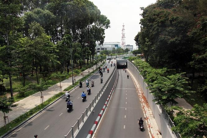 Achevé durant le mandat 2020-2025, le tunnel Phan Thuc Duyen, partie intégrante du projet de liaison Tran Quoc Hoan – Cong Hoa, a grandement amélioré l’accès à l’aéroport de Tan Son Nhat. Photo : VNA anh-6-5.jpg