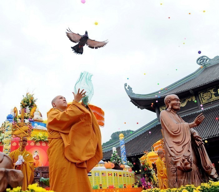 Une cérémonie de lâcher de colombes, symbole de paix, s’est tenue le matin du 8 mai 2014 à la pagode de Bai Dinh, province de Ninh Binh, lors de l’ouverture de la 11ᵉ Journée des Nations Unies pour Vesak, afin de prier pour la paix dans le monde. Photo : VNA anh-3-2.jpg