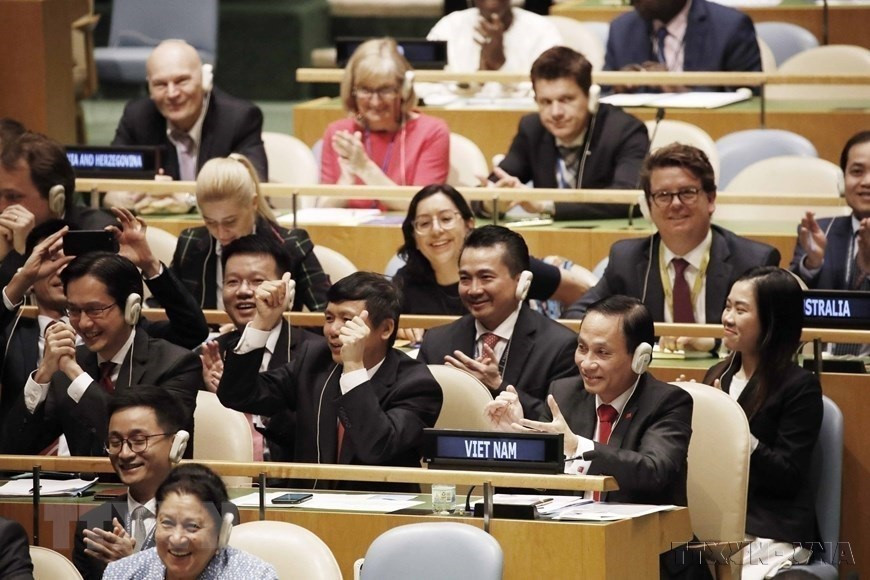Le 7 juin 2019 au soir (heure du Vietnam), le président de l’Assemblée générale des Nations Unies a officiellement annoncé l’élection du Vietnam en tant que membre non permanent du Conseil de sécurité de l’ONU pour le mandat 2020-2021. Le Vietnam a obtenu 192 voix sur les 193 États et territoires membres de l’Assemblée générale. Photo : VNA anh-4-2.jpg