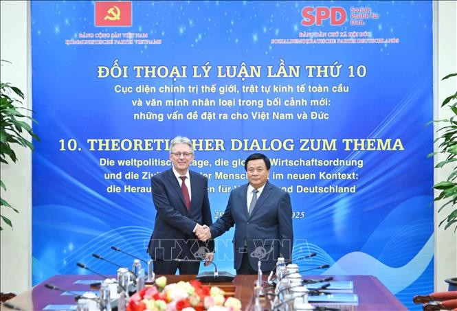 vna-potal-trao-doi-ly-luan-chinh-tri-lan-thu-10-giua-dang-cong-san-viet-nam-va-dang-dan-chu-xa-hoi-duc-spd-stand-1.jpg