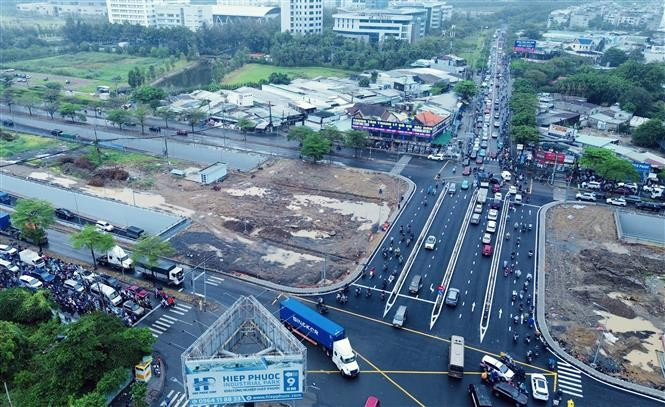 La mise en service complète des deux tunnels de l’échangeur Nguyen Van Linh - Nguyen Huu Tho a permis de réduire considérablement les embouteillages. Photo : VNA anh-3-6.jpg