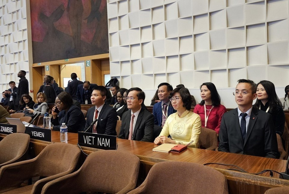 Le 22 novembre 2023, à Paris, le Vietnam a été élu membre du Comité du patrimoine mondial pour le mandat 2023-2027, avec 121 voix – le score le plus élevé de la région Asie-Pacifique – lors de la 24ᵉ session de l’Assemblée des États parties à la Convention sur la protection du patrimoine mondial culturel et naturel. Photo : VNA anh-9-1.jpg