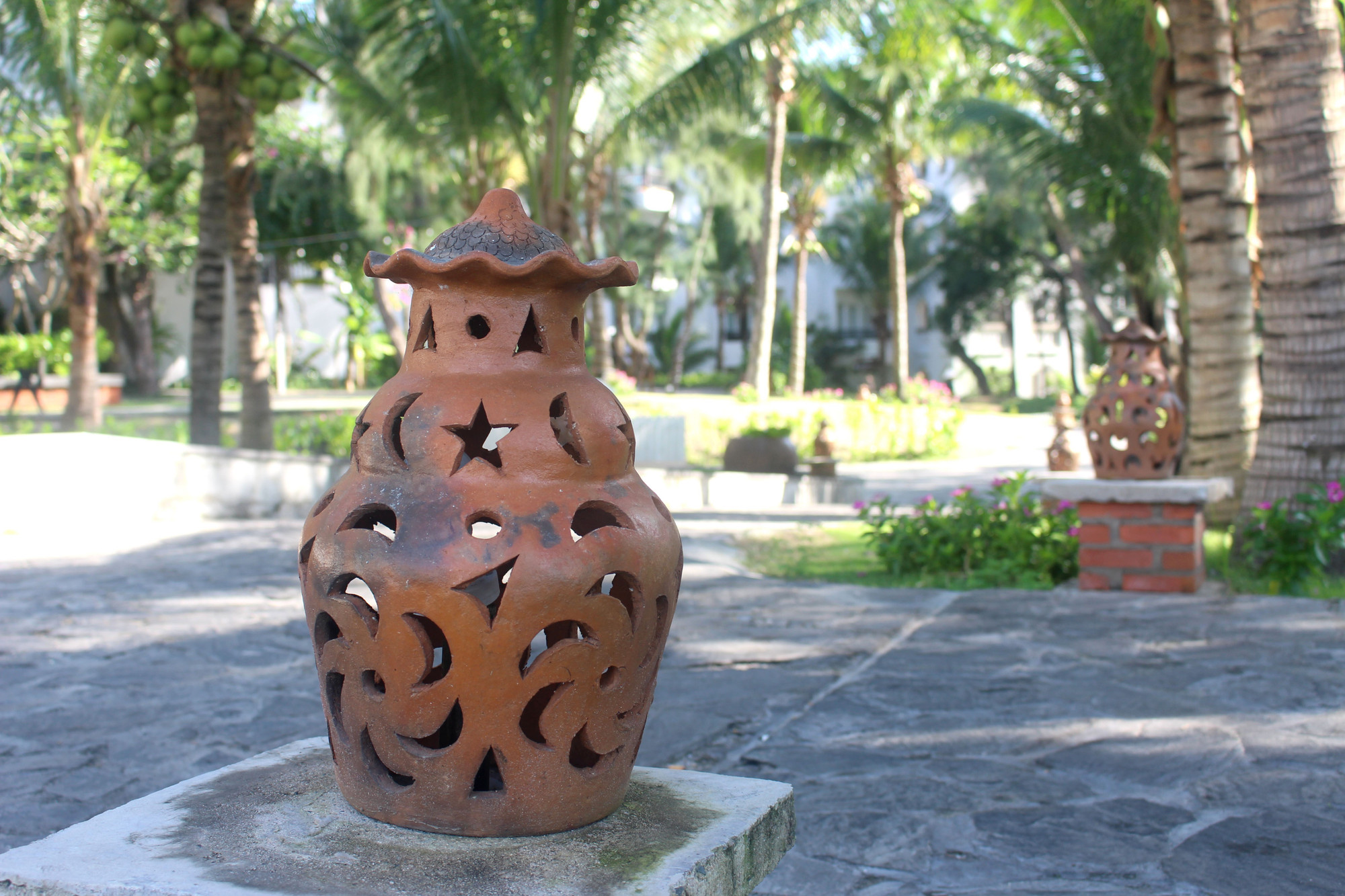 Les céramiques cham sont aujourd’hui largement mises en valeur dans de nombreux établissements touristiques et resorts, où elles apportent une touche d’authenticité et d’originalité.Photo : VNA anh-3-1.jpg