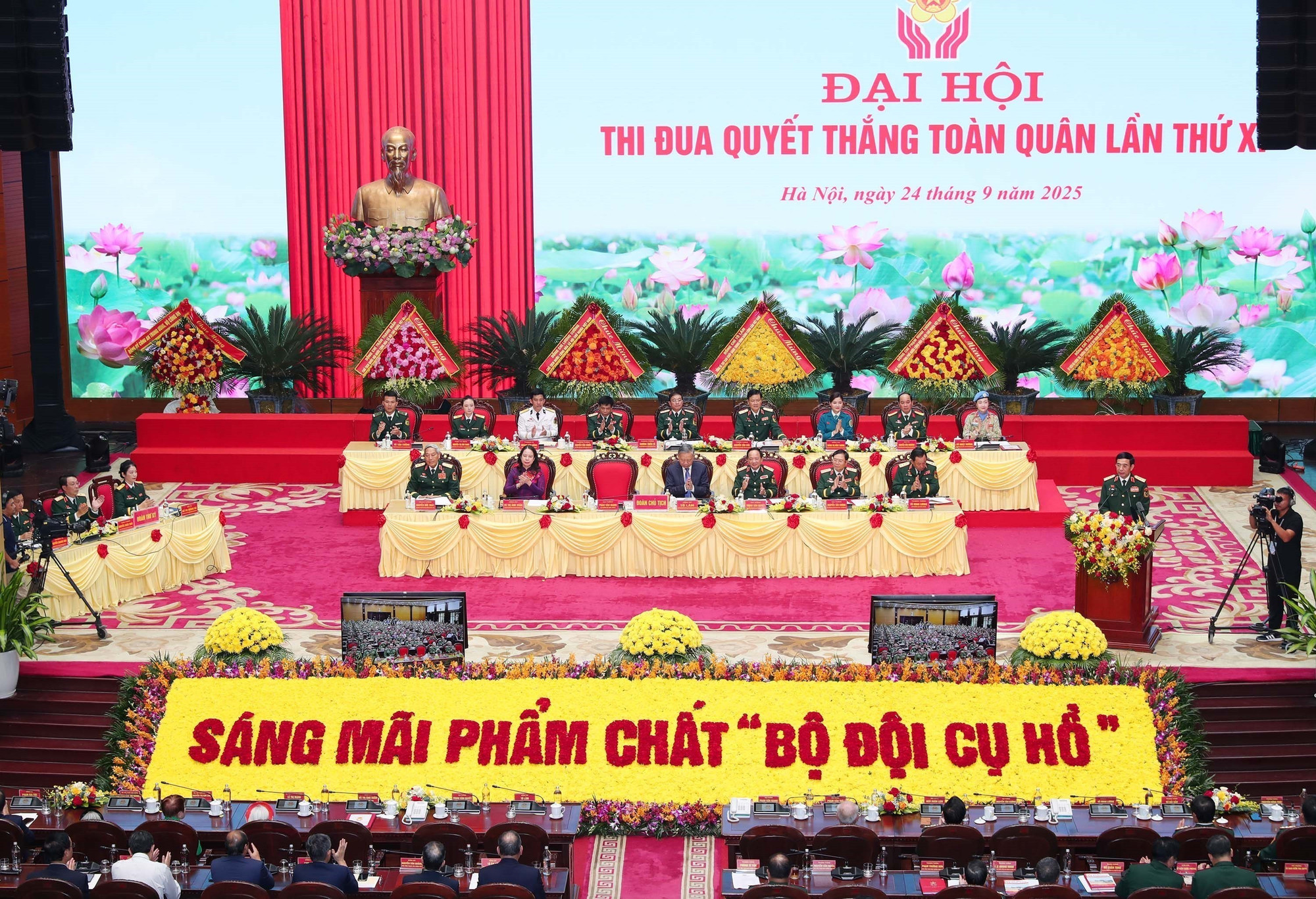 vna-potal-tong-bi-thu-to-lam-du-dai-hoi-thi-dua-quyet-thang-toan-quan-lan-thu-xi-8294123.jpg