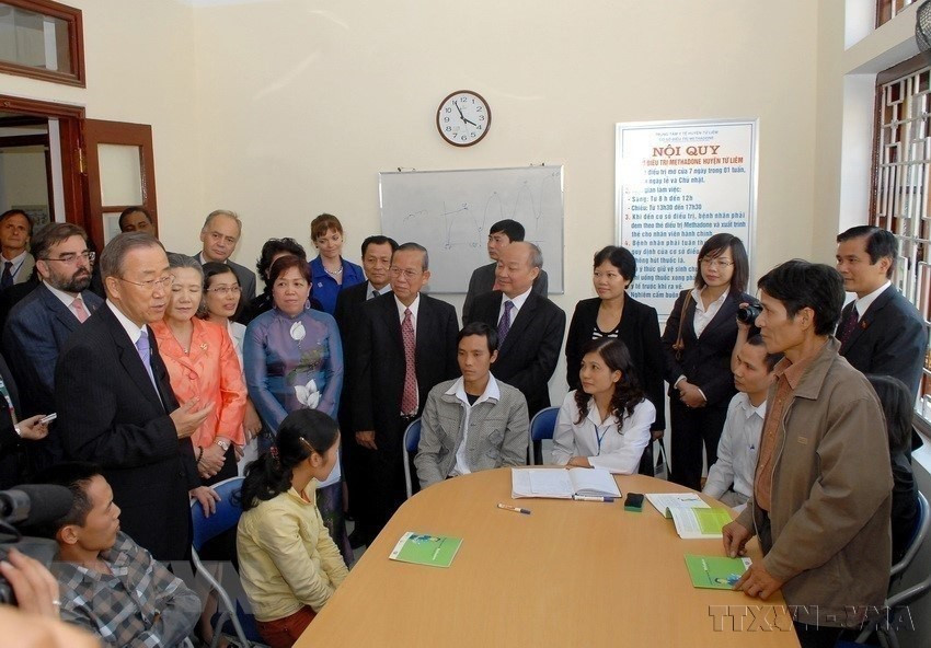 Le 29 octobre 2010, le secrétaire général des Nations Unies, Ban Ki-moon, visite un projet de soins, de protection et de prévention du VIH au Centre médical du district de Tu Liêm, à Hanoi. Photo : VNA anh-5-2.jpg