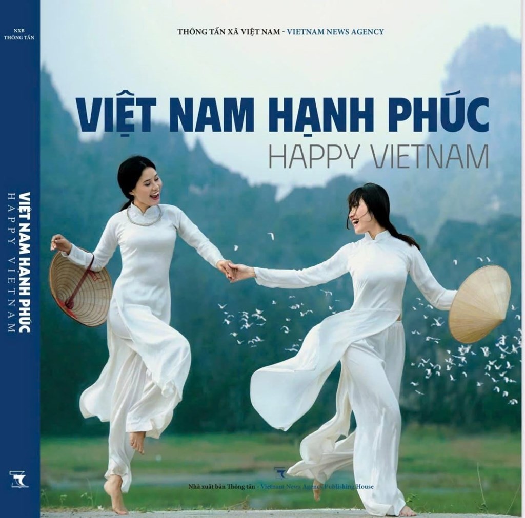 La couverture de l’ouvrage photographique "Happy Vietnam". Photo : VNA