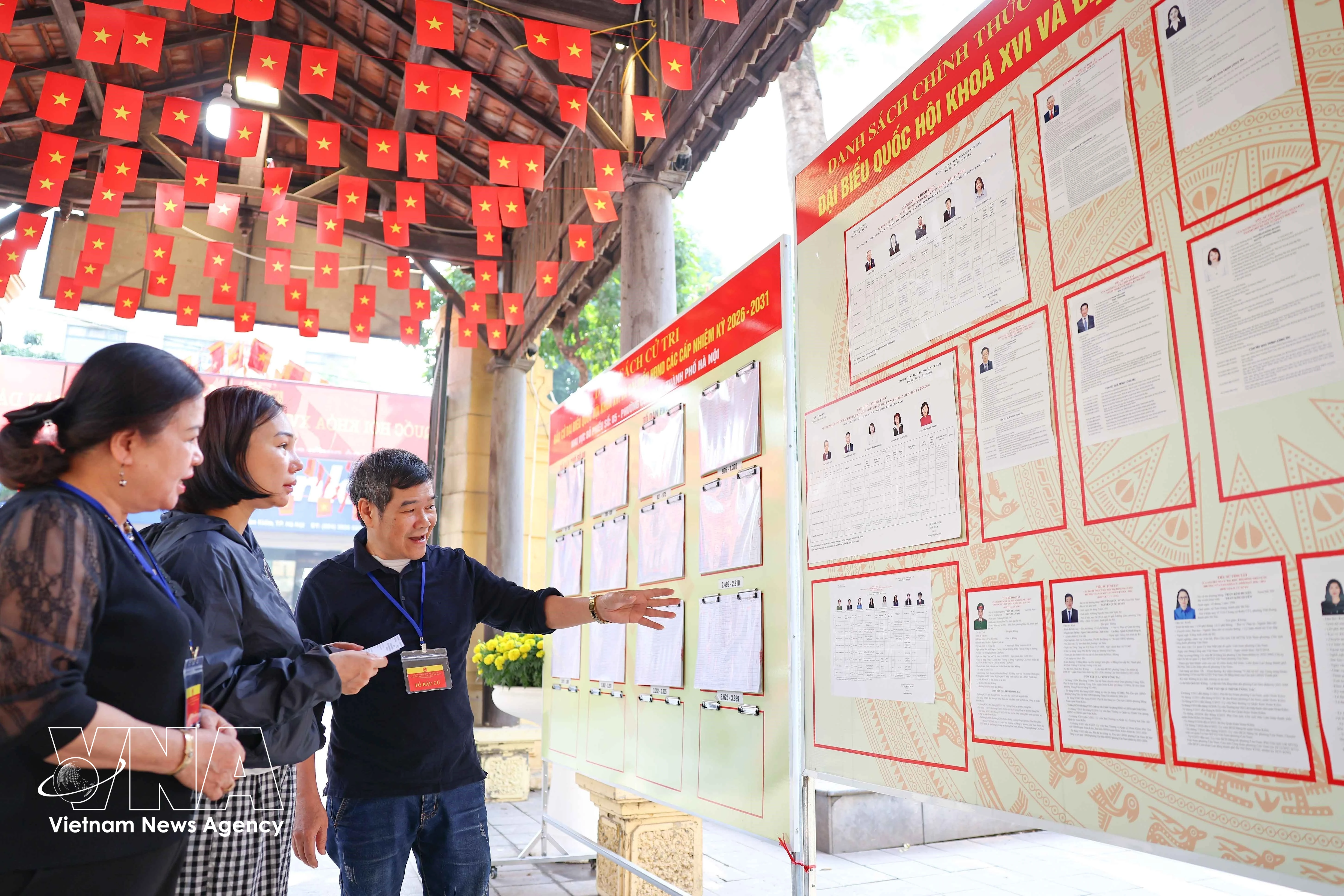 Au bureau de vote n° 5, situé au lycée Trung Vuong (quartier de Cua Nam), tous les préparatifs sont terminés pour accueillir les électeurs. Photo : VNA