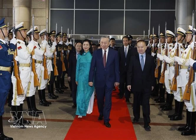 Le secrétaire général du PCV et président vietnamien, To Lam, et son épouse, à la gare de Pékin-Ouest. Photo : VNA