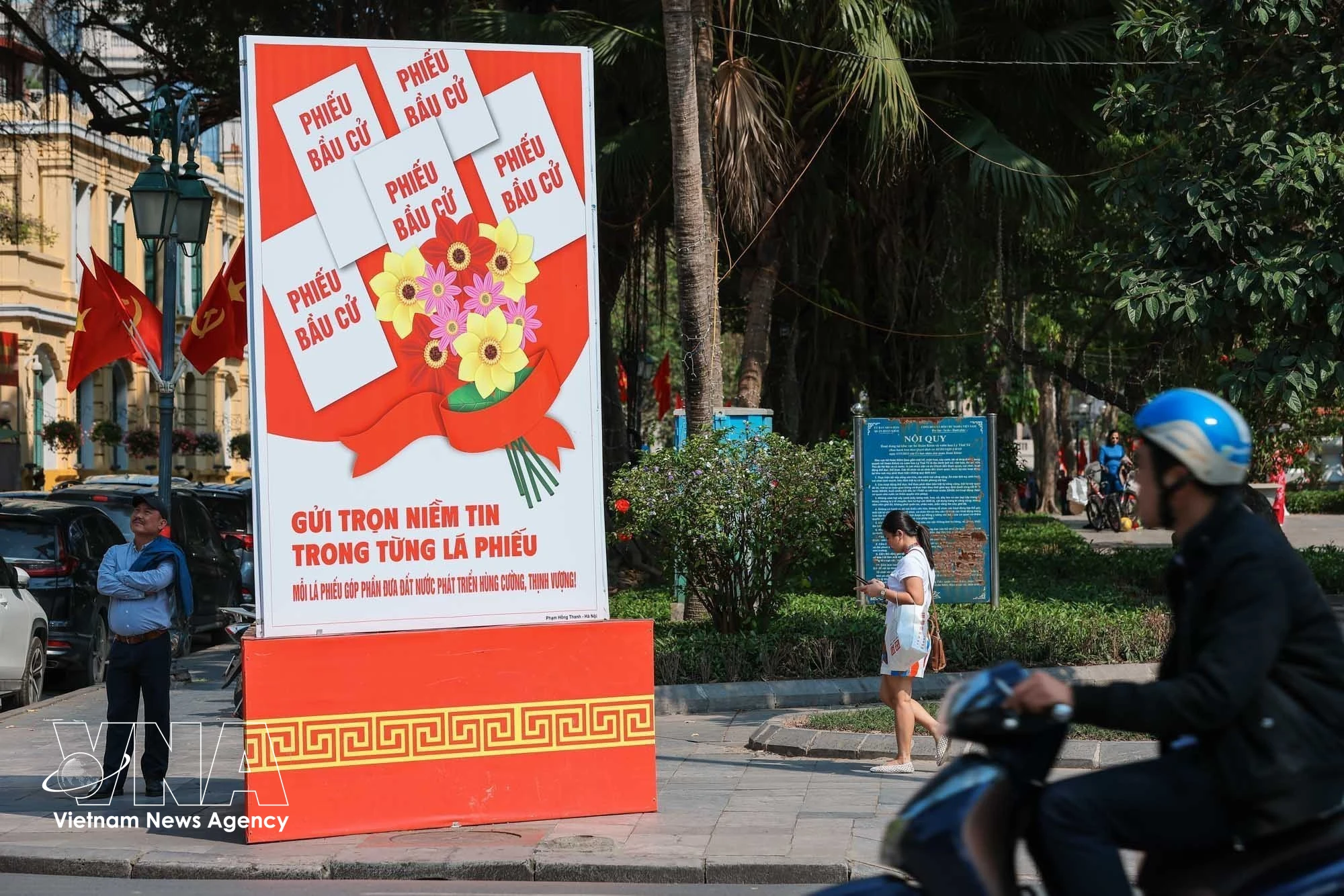 Un large dispositif composé de panneaux, de banderoles, de slogans, de drapeaux nationaux et d’affiches thématiques a été installé le long des principales artères, dans les centres administratifs, les quartiers résidentiels ainsi que sur les sites de vote. Photo : VNA