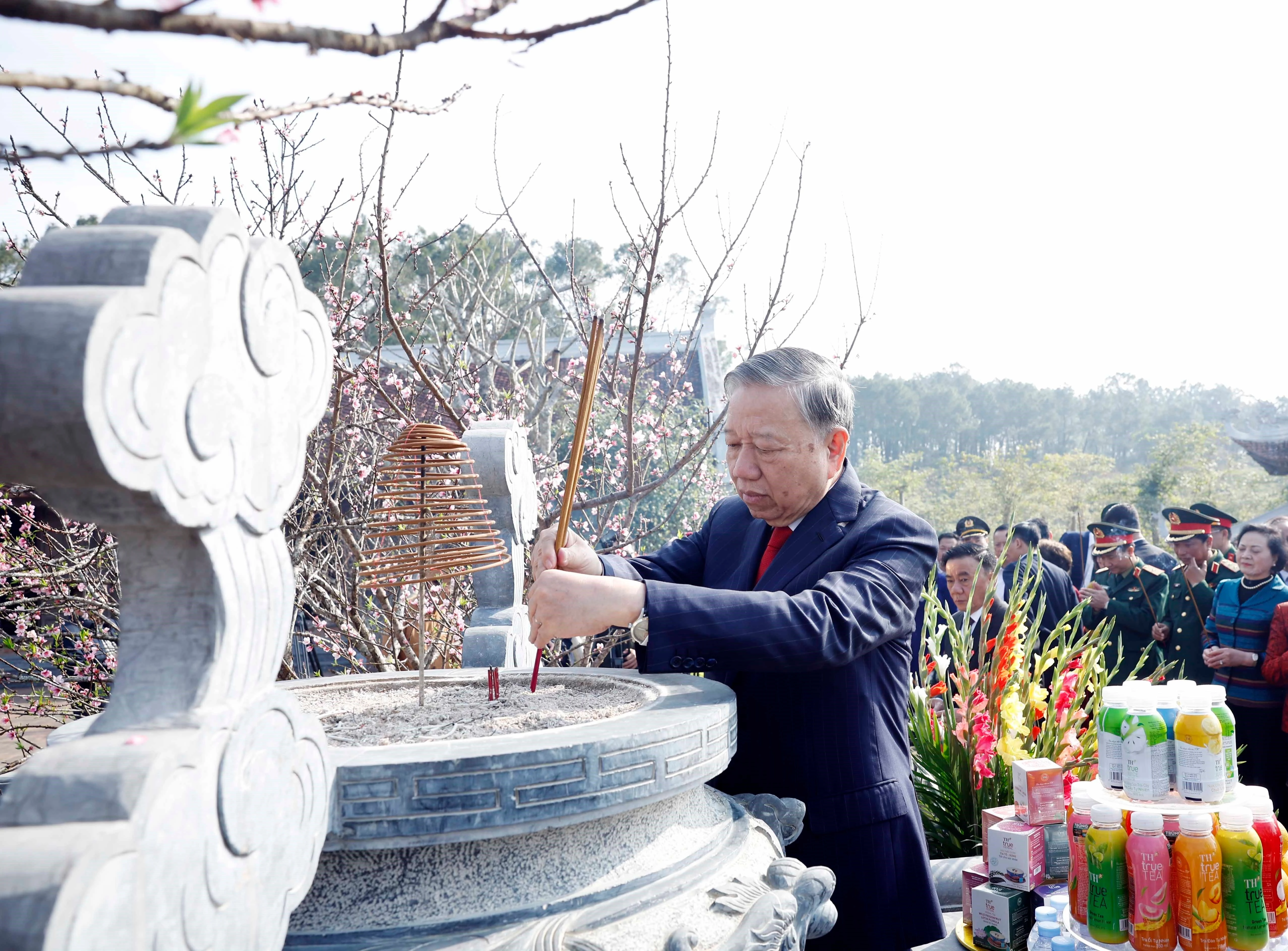 Le secrétaire général To Lam offre de l'encens au temple de Chung Son, dédié aux ancêtres du Président Ho Chi Minh. Photo : VNA