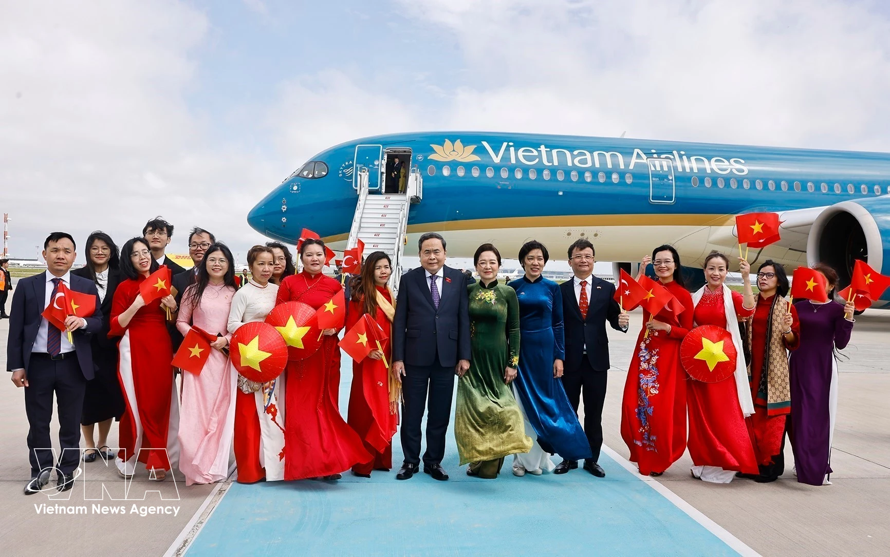 Le président de l'Assemblée nationale, Tran Thanh Man, et son épouse avec la communauté vietnamienne de Turquie. Photo : VNA
