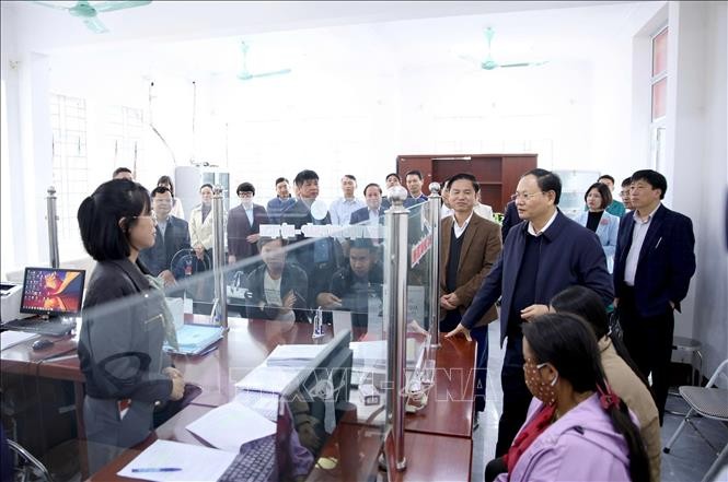 Le secrétaire provincial du Parti de Lai Chau, Le Minh Ngan, inspecte le fonctionnement du modèle de l'administration locale à deux niveaux dans la province. Photo : VNA