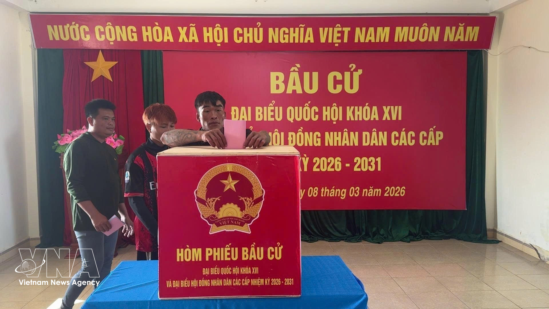 Des pêcheurs votent au bureau de vote de Da Le, dans la zone spéciale de Truong Sa, province de Khanh Hoa. Photo : VNA