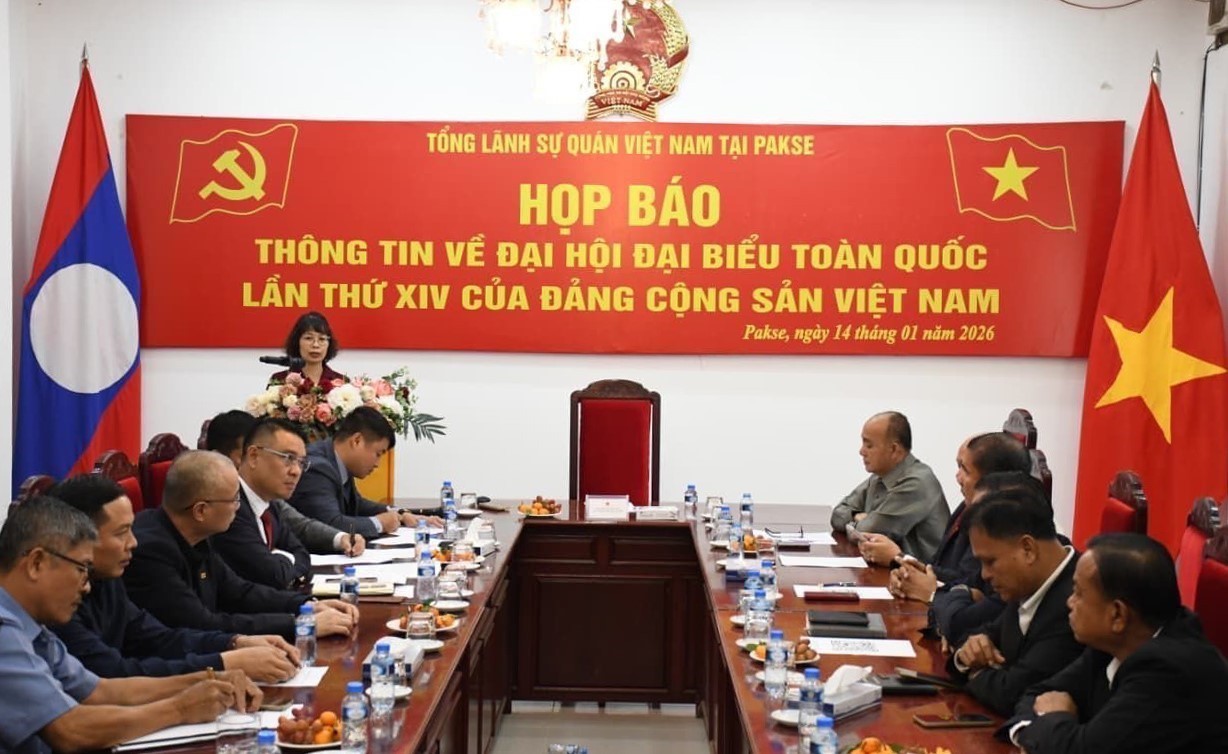 Lors de la conférence de presse sur le 14e Congrès national du Parti communiste du Vietnam à Paksé. Photo : VNA