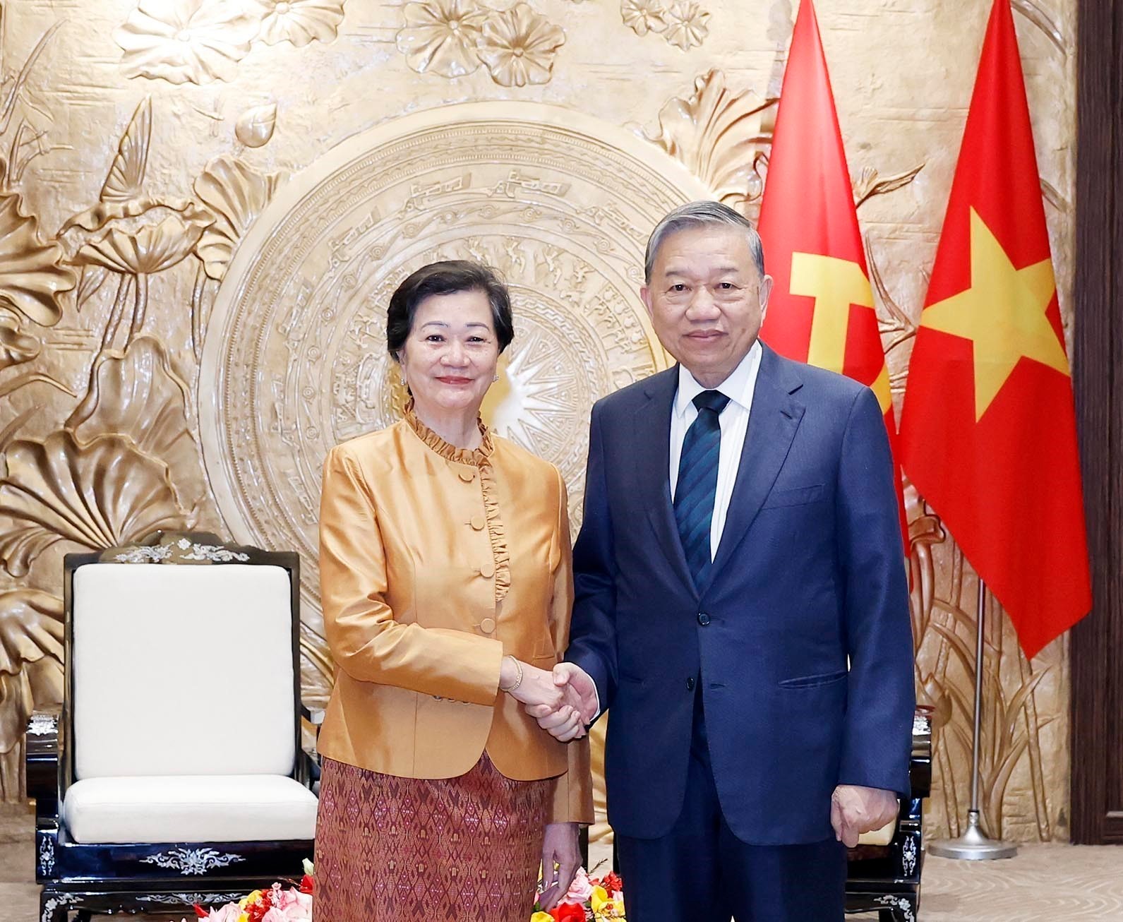 Le secrétaire général du Parti To Lam reçoit l’ambassadrice du Cambodge Chea Kimtha à Hanoï. Photo : VNA