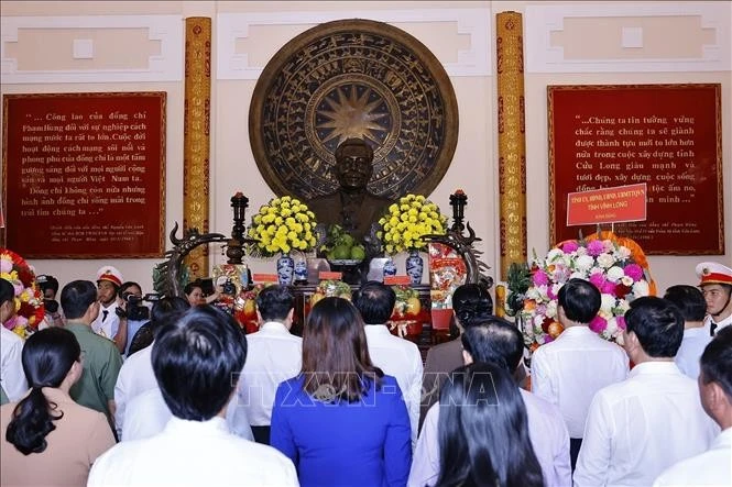 Au site commémoratif dédié à Pham Hung, situé dans la commune de Long Ho, le président de l’AN a salué la mémoire d’un combattant communiste exemplaire et d’un leader de grand prestige. Photo : VNA