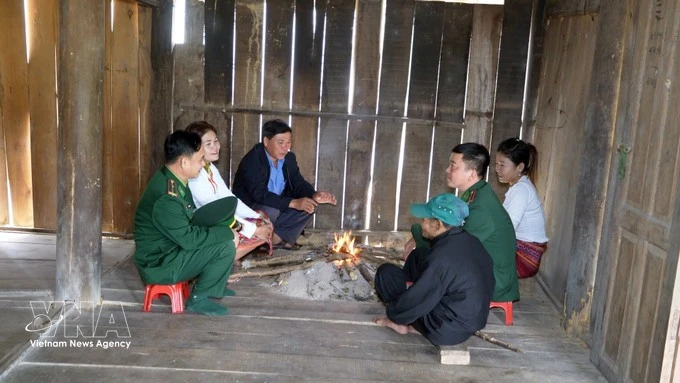 Des gardes-frontières et des chefs de village ont visité chaque foyer Chứt du village de Rào Tre, dans la province de Hà Tĩnh, afin de diffuser des informations sur les élections. (Photo : VNA)