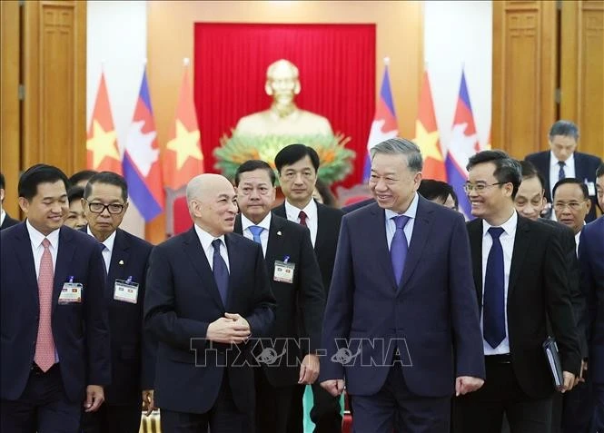 Le secrétaire général To Lam (droite) rencontre le roi du Cambodge, Norodom Sihamoni, en visite d'État au Vietnam, dans l'après-midi du 28 novembre 2024. Photo d'archives de la VNA