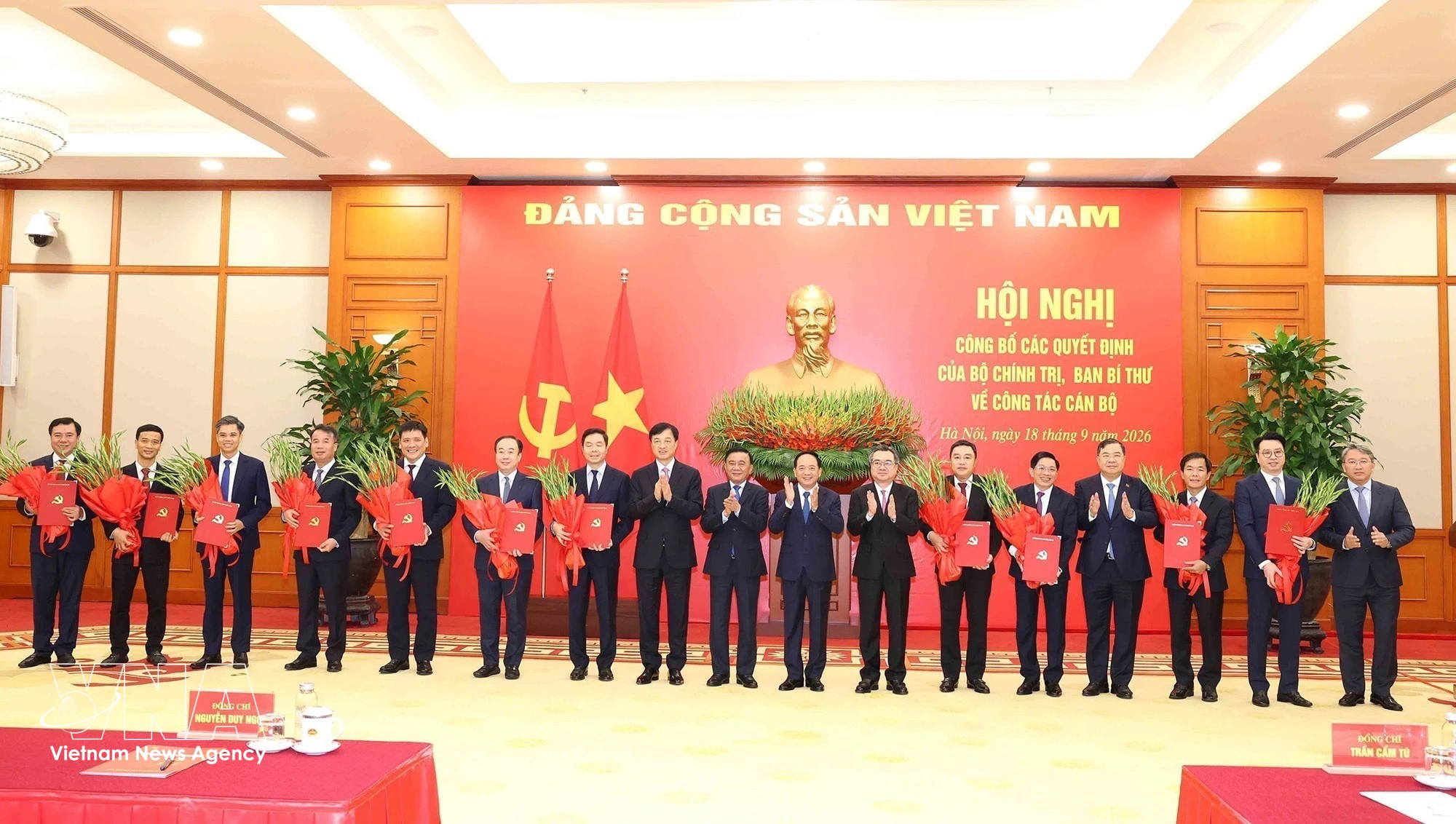 Le permanent du Secrétariat du Comité central du Parti, Trân Câm Tu, et les dirigeants du Parti et de l’État félicitent les cadres nouvellement chargés de leurs fonctions. Photo : VNA
