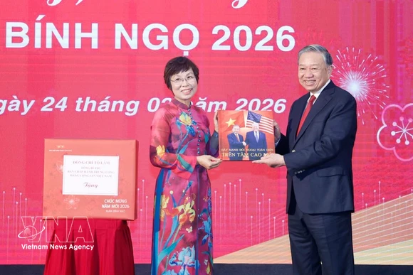 La directrice générale de la VNA, Vu Viet Trang, remet au secrétaire général To Lam un ouvrage photographique réalisé par les journalistes du Département de rédaction des photos de presse. Photo : VNA