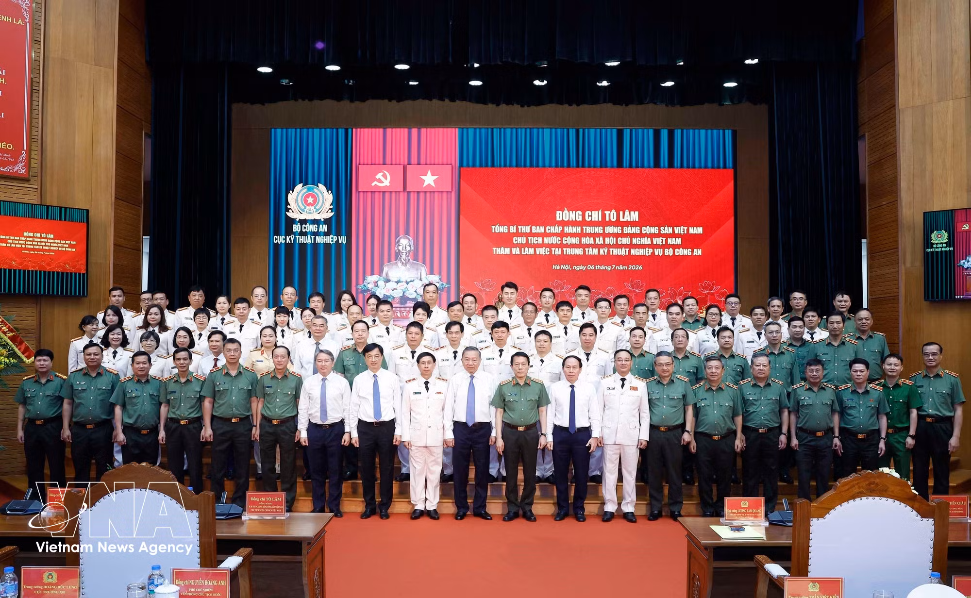 vnanet-potal-tong-bi-thu-chu-tich-nuoc-tham-lam-viec-voi-trung-tam-ky-thuat-nghiep-vu-bo-cong-an-8869589.jpg