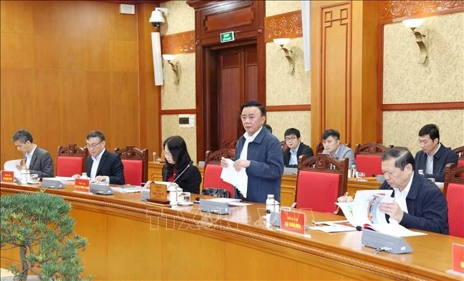 Tran Cam Tu, membre du Bureau politique, permanent du Secrétariat, s'exprime à la séance de travail avec la Permanence du Comité du Parti du ministère de la Culture, des Sports et du Tourisme. Photo : VNA