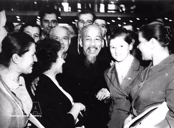 Le Président Hô Chi Minh et des délégués soviétiques et internationaux au 22e Congrès du Parti communiste de l'Union soviétique, en octobre 1961 à Moscou. Photo : Archives/VNA