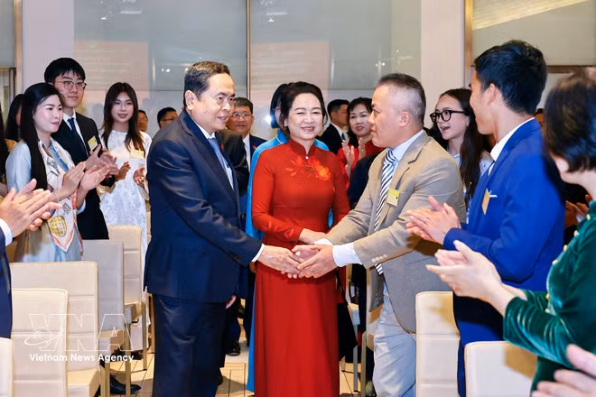 Le président de l’Assemblée nationale Tran Thanh Man rencontre des représentants de la communauté vietnamienne en Italie. Photo: VNA