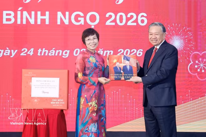 La directrice générale de la VNA, Vu Viet Trang, remet au secrétaire général To Lam un ouvrage photographique réalisé par les journalistes du Département de rédaction des photos de presse. Photo : VNA