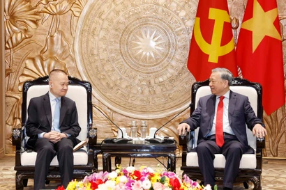 Le secrétaire général du PCV To Lam (droite) et Liu Haixing, membre du Comité central (CC) du Parti communiste chinois (PCC), chef du Département international du CC du PCC et envoyé spécial du secrétaire général et président chinois Xi Jinping. Photo: VNA
