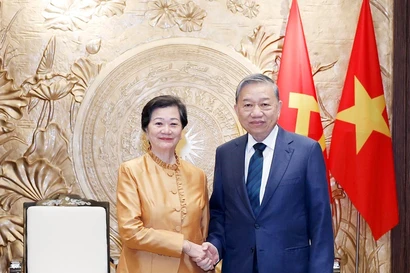 Le secrétaire général du Parti To Lam reçoit l’ambassadrice du Cambodge Chea Kimtha à Hanoï. Photo : VNA