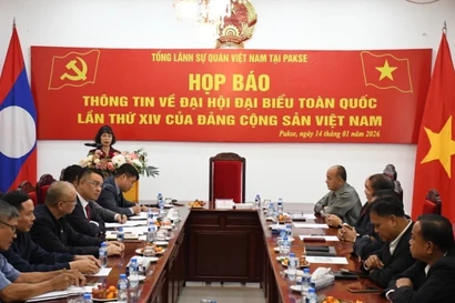 Lors de la conférence de presse sur le 14e Congrès national du Parti communiste du Vietnam à Paksé. Photo : VNA