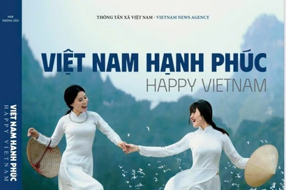 La couverture de l’ouvrage photographique "Happy Vietnam". Photo : VNA