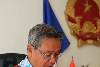 Le consul honoraire Dinh Ngoc Riem en fonction au consulat du Vietnam à Nouméa. Photo : VNA