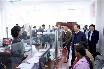 Le secrétaire provincial du Parti de Lai Chau, Le Minh Ngan, inspecte le fonctionnement du modèle de l'administration locale à deux niveaux dans la province. Photo : VNA